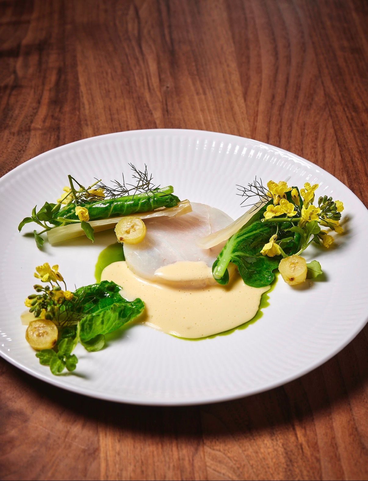 En skål østers ved siden af ​​en flaske vin og et glas vin.