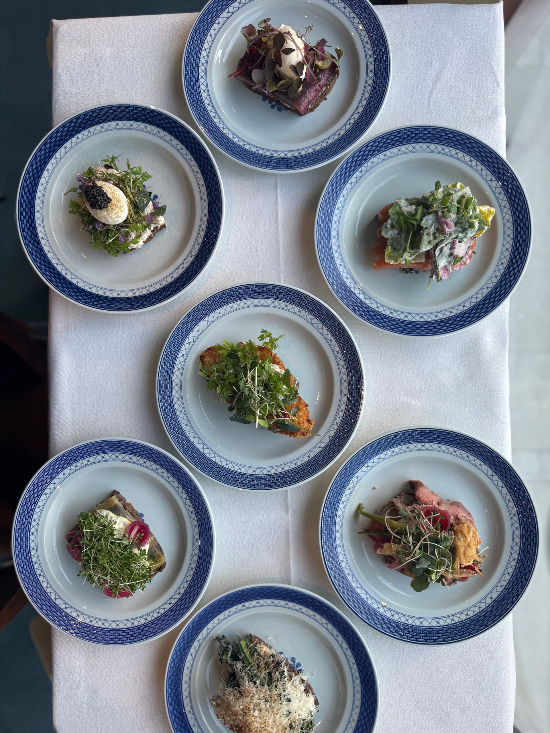 Et nærbillede af en tallerken mad på et bord.