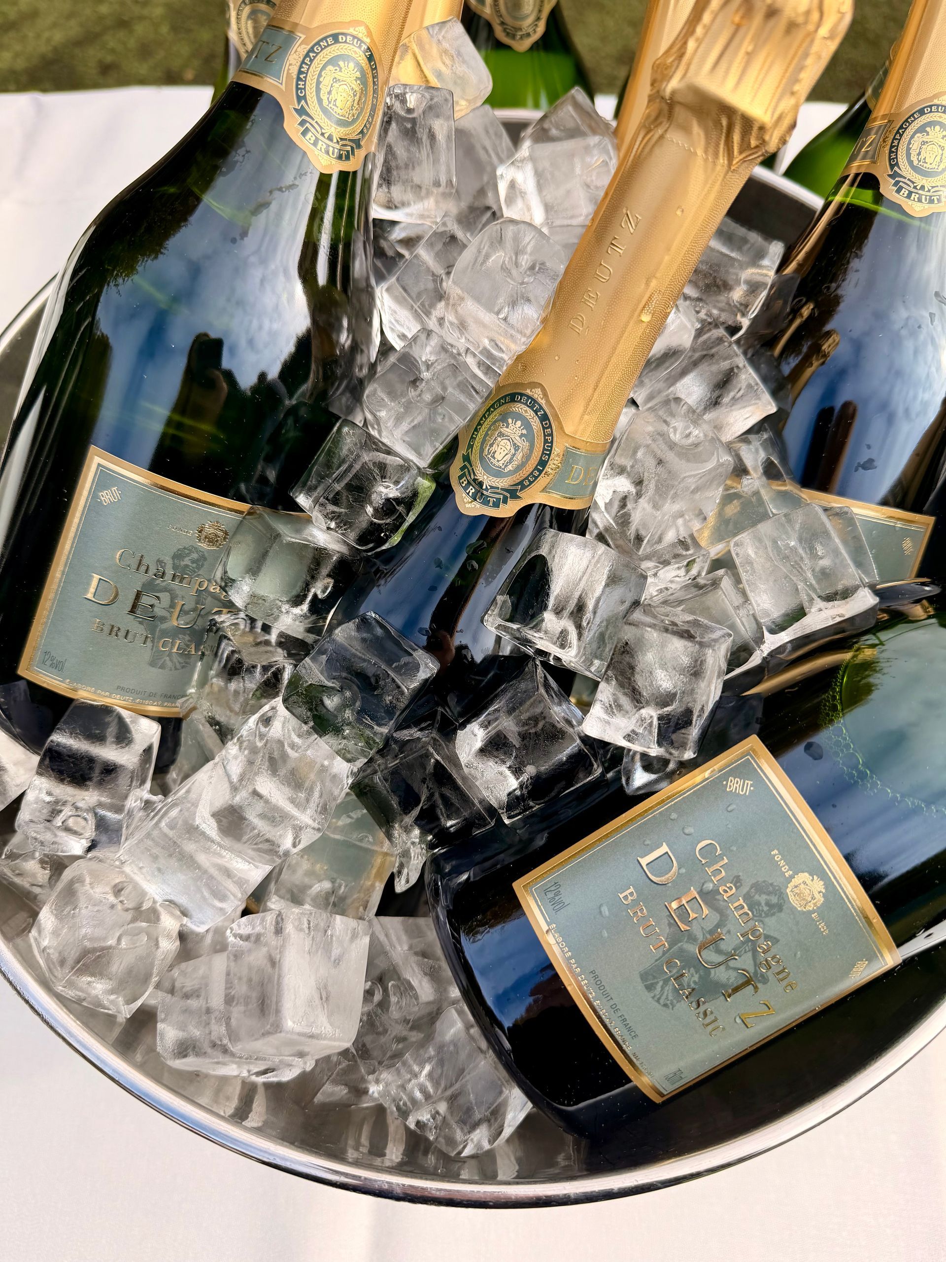 Et stort rum fyldt med borde og stole og balloner.