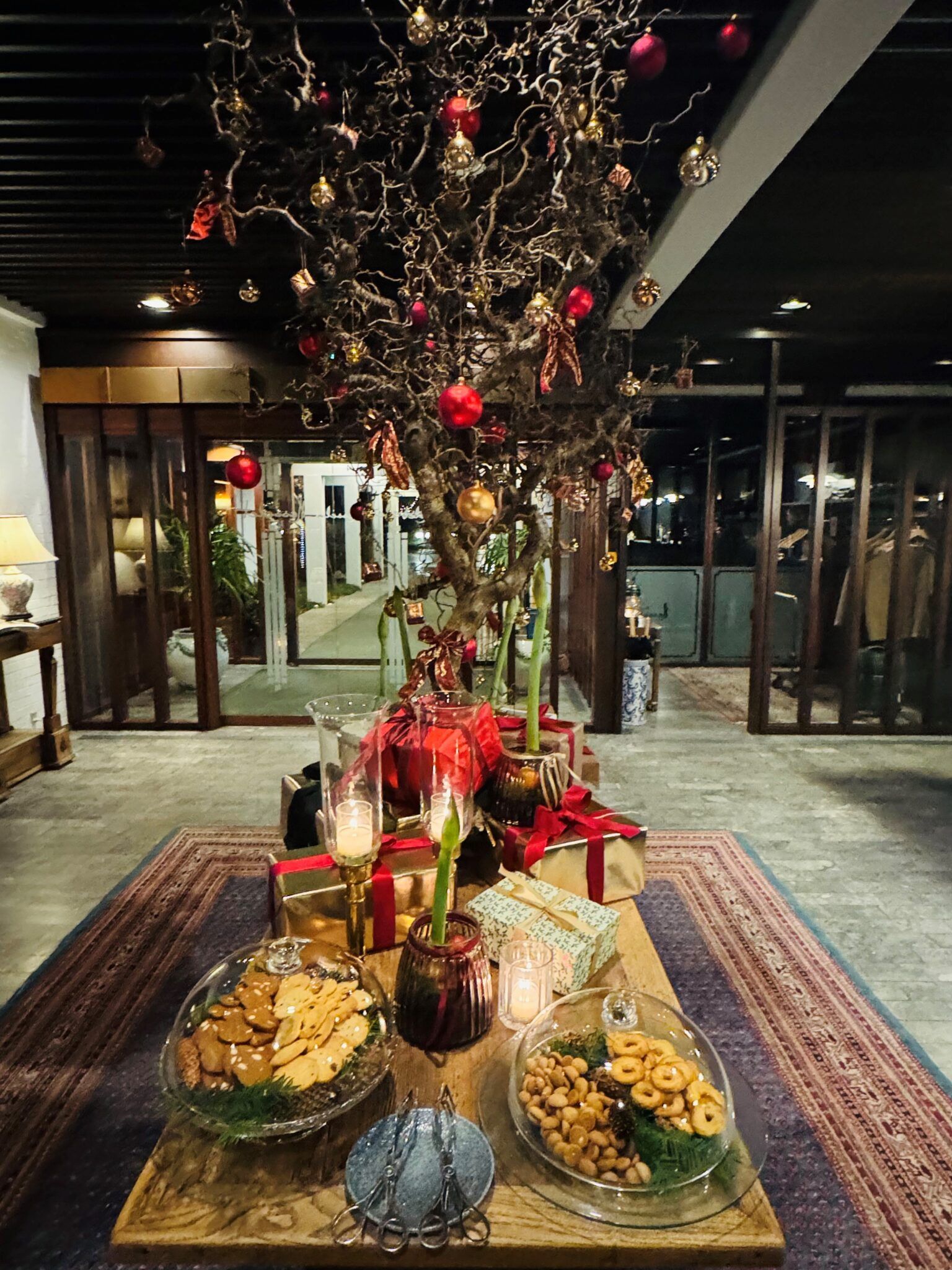 Der er et juletræ midt i rummet.