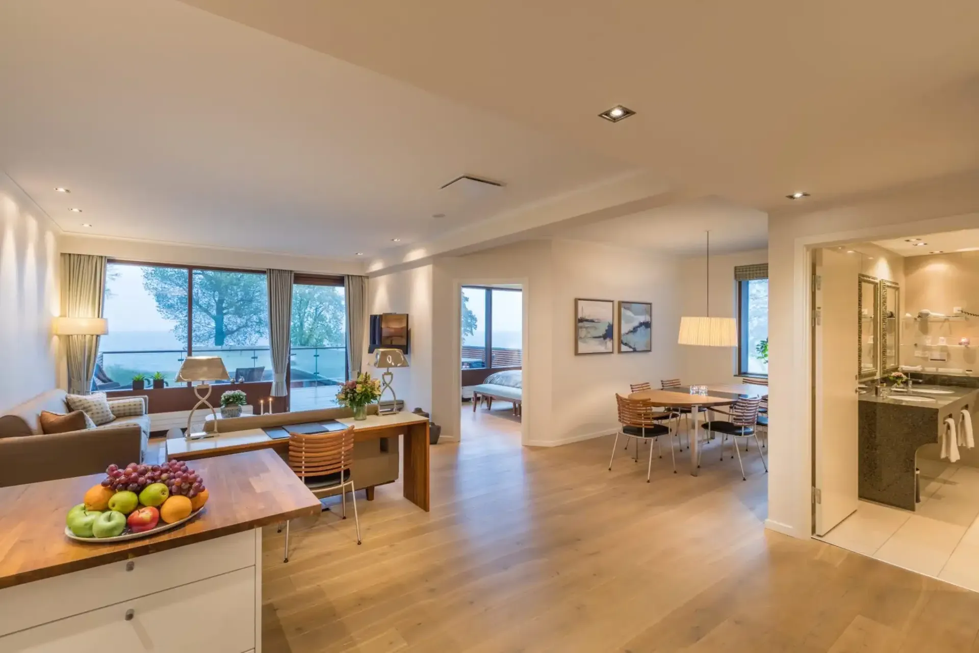 Der står en skål frugt på disken midt i rummet.