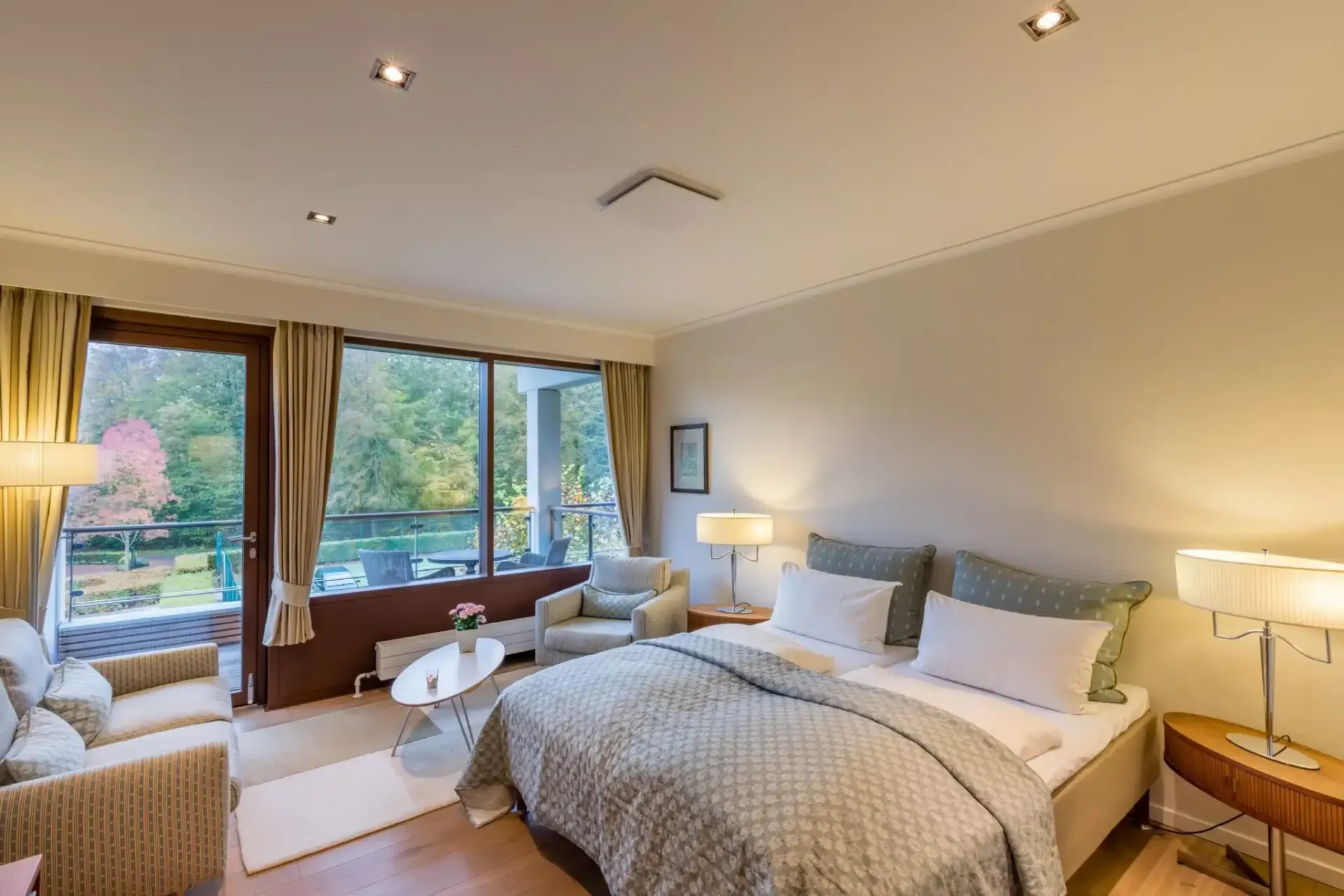 Et hotelværelse med en stor seng og en sofa