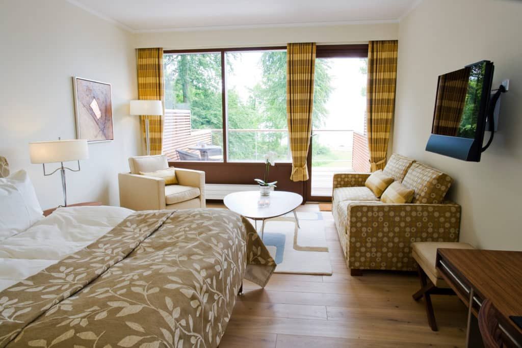 Et hotelværelse med en sovesofa og fjernsyn