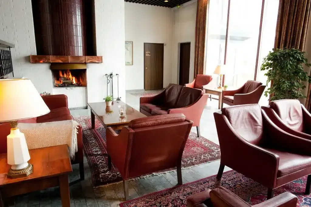 En stue fyldt med møbler og en pejs