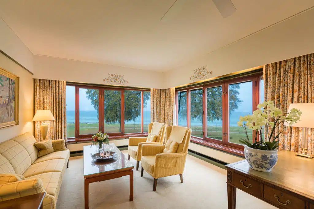 En stue med en sofa, stole og et bord.