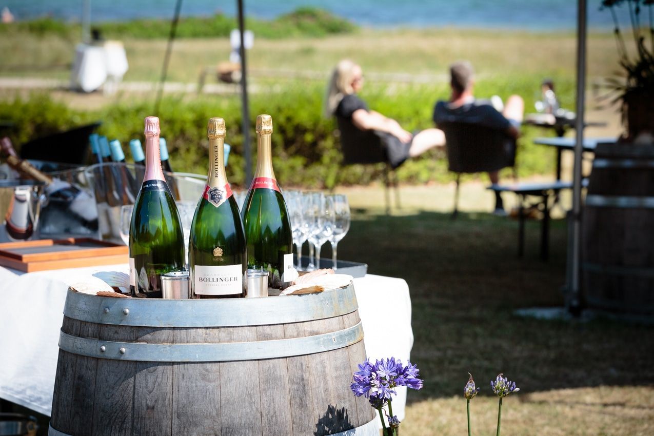 Tre flasker champagne står på toppen af ​​en trætønde.