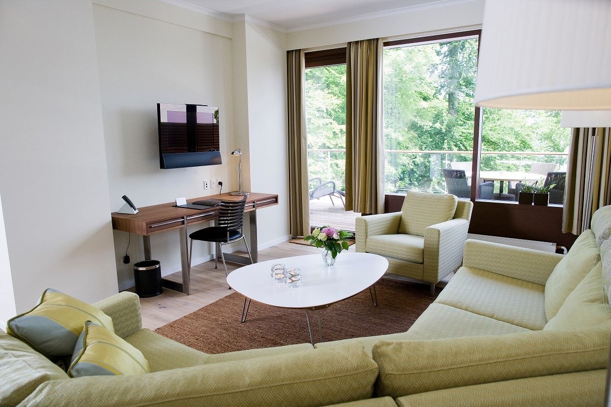 En stue med en sofa, en stol og et bord