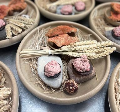 En gruppe tallerkener med mad på inklusive æg og hvede