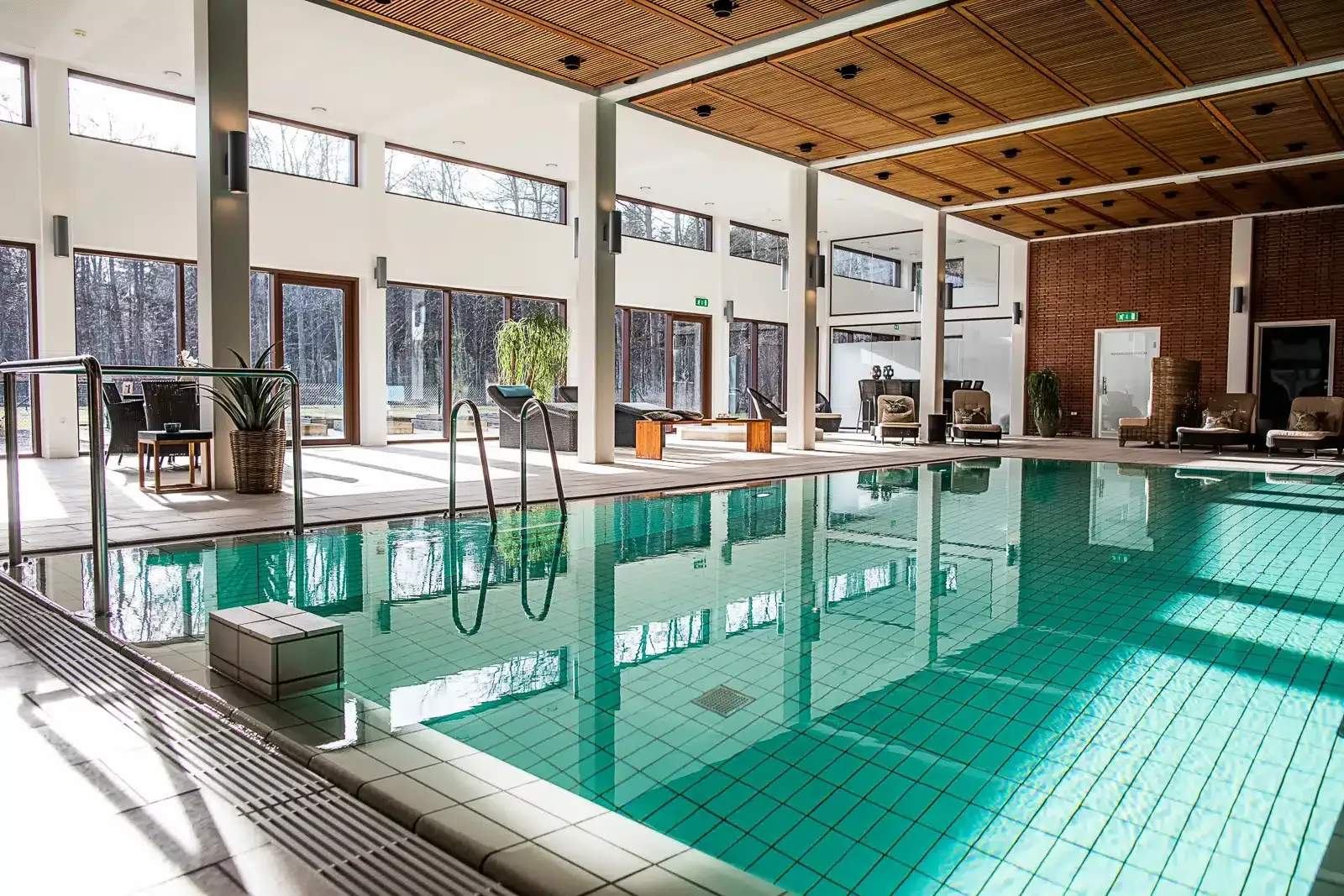 Der er en stor indendørs swimmingpool i midten af rummet.