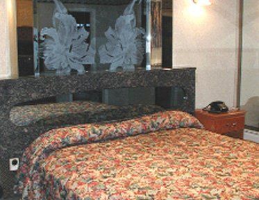 Elegant Room - royal motel in Secaucus, NJ