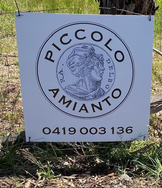 A sign that says piccolo amianto on it
