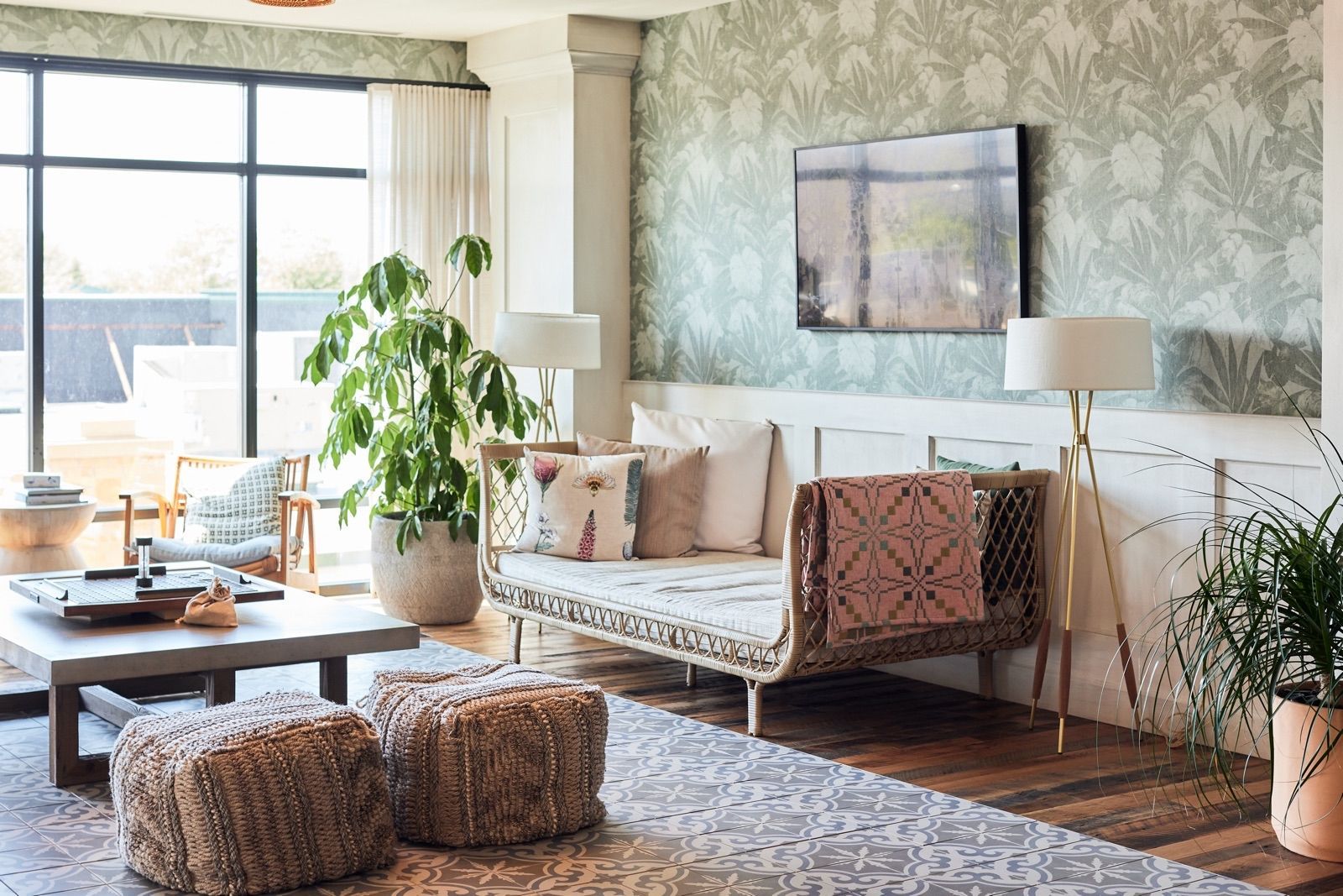 Relax with coffee in the light-filled sun room