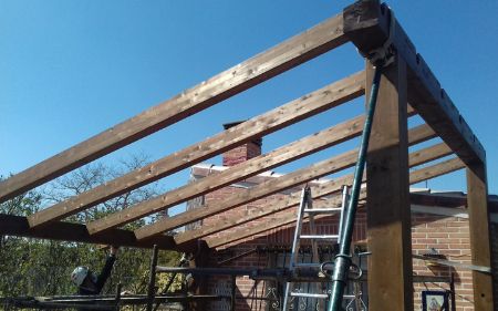 construcción de tejado con vigas de madera para cerramiento de terraza en Lorca, Murcia