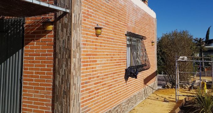 rehabilitación de fachada con pintura impermeabilizante en Lorca, Murcia