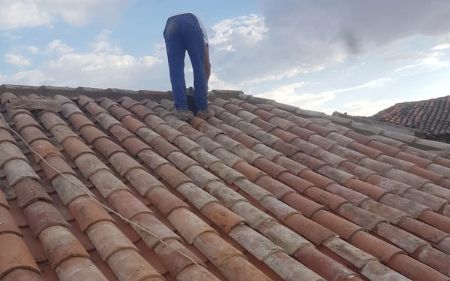 reparación de tejado con filtraciones de agua en Lorca, Murcia