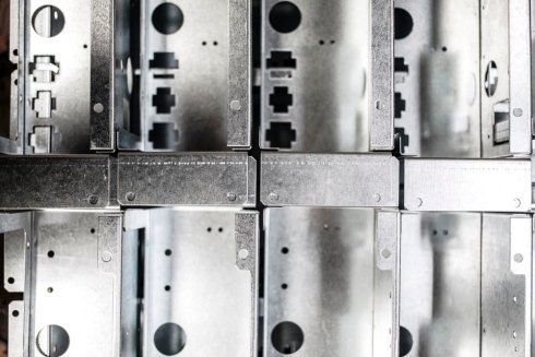 piccoli oggetti metallici sottoposti a piegatura a Milano