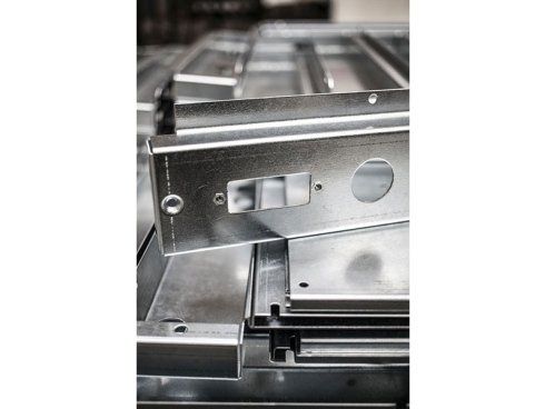 oggetti forati di metallo sottoposti a piegatura a Milano