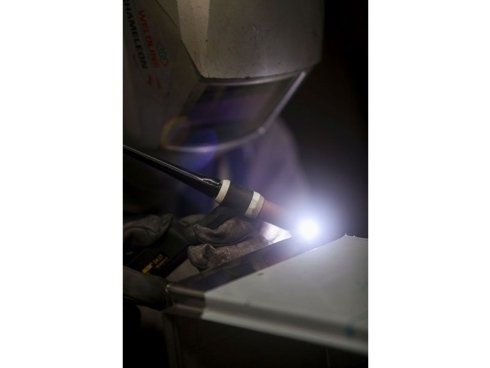 operatore che esegue saldatura a Milano