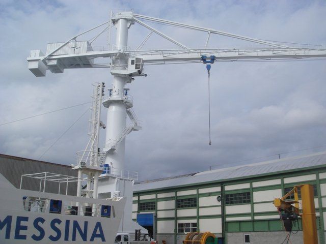 Verniciatura di un serbatoio di metallo