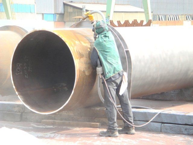 Verniciatura del tetto di una casa