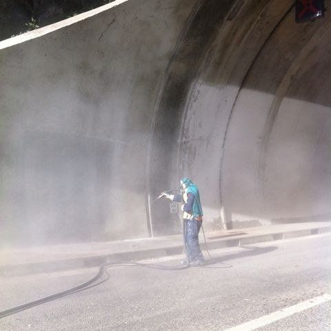 Sabbiatura di un tratto di galleria autostradale