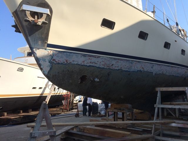 Sabbiatura della carena di una nave