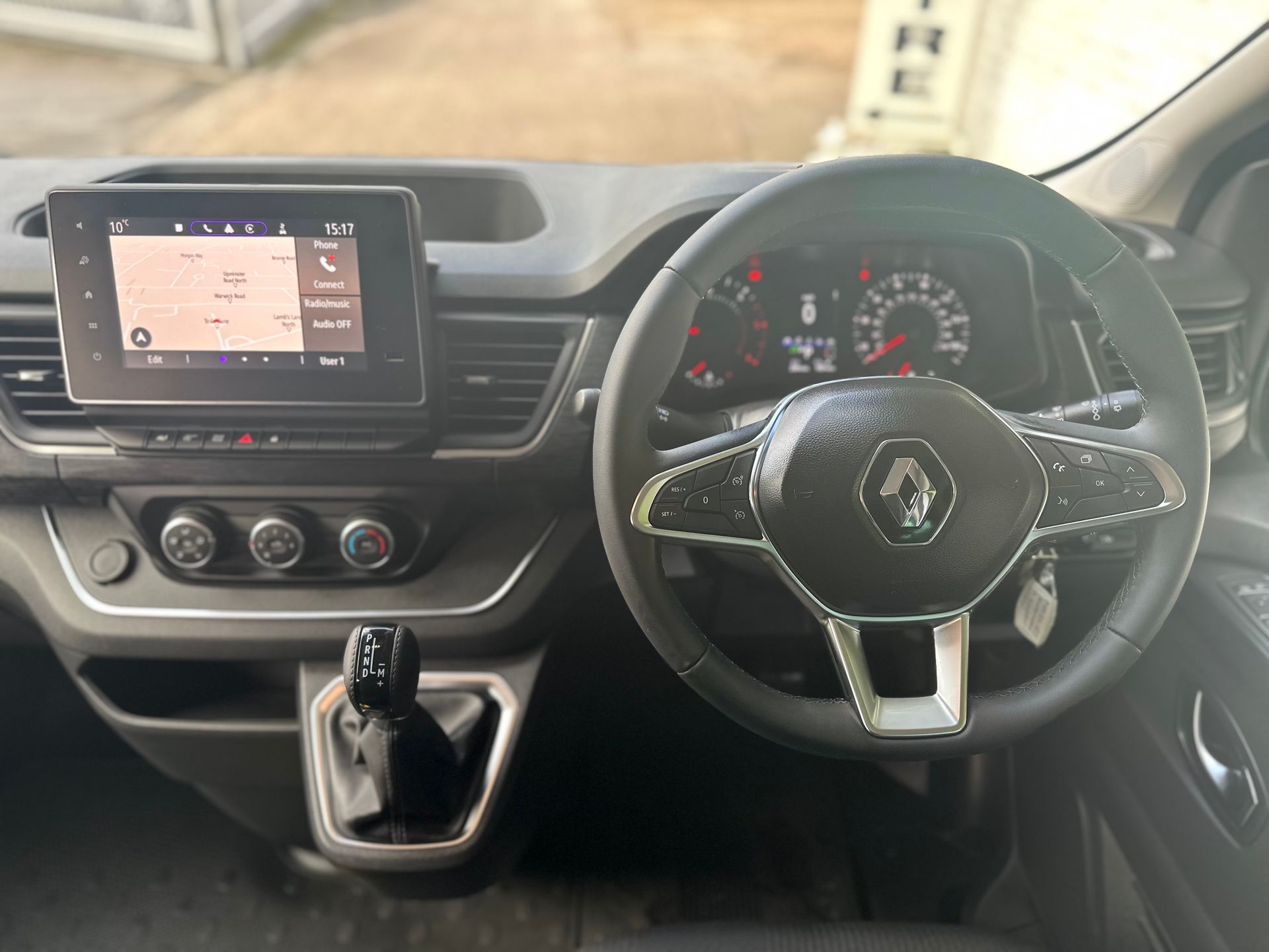 9 seat renault trafic sport luxury people carrier mover hire rental