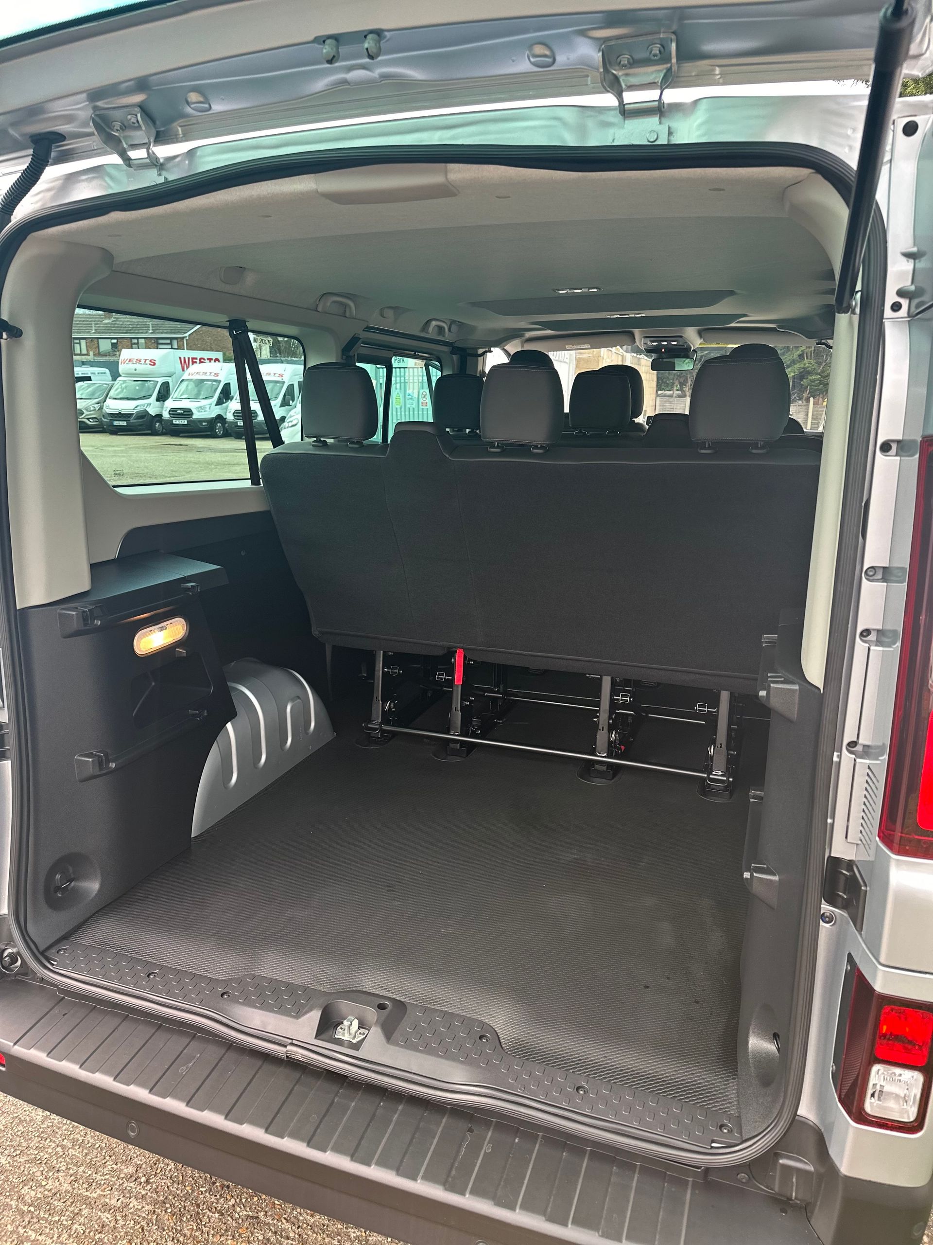 9 seater minibus hire self drive Renault trafic luxury mini bus I can drive myself