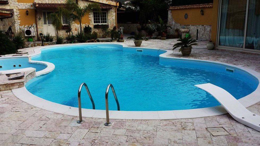 piscina interrata con rivestimenti in pietra