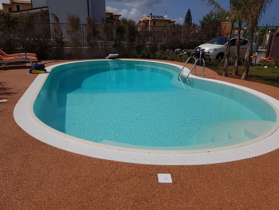 piscina vista frontale