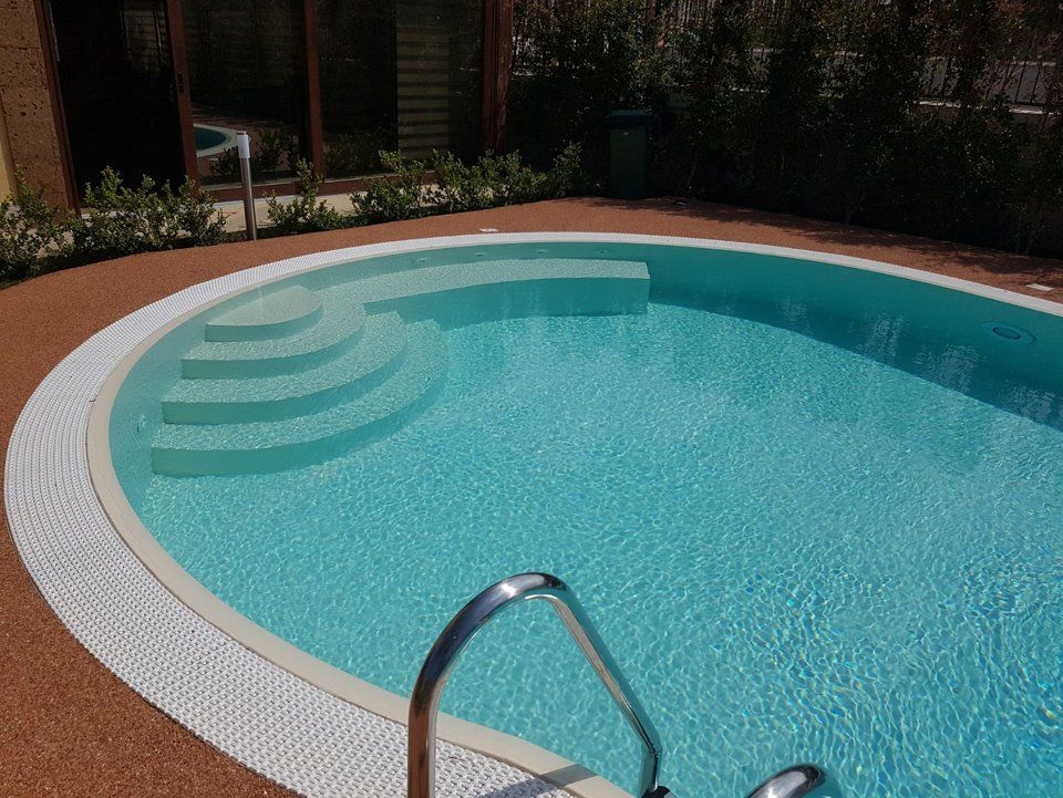 piscina con fondo azzurra e scaletta