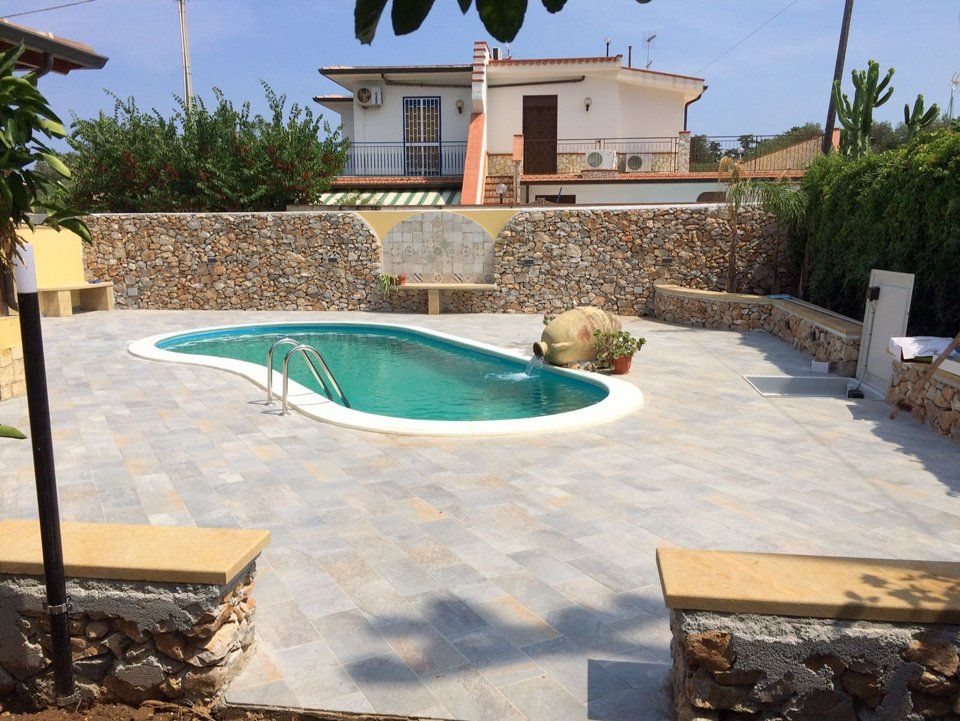 piscina a forma di fagiolo con acqua scura