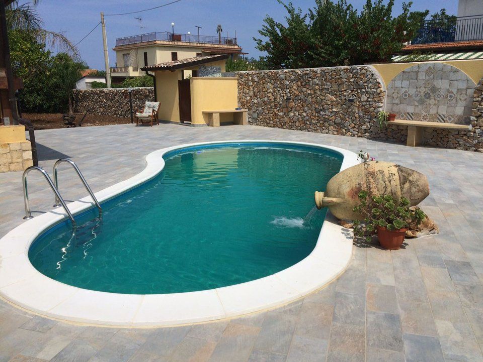 piscina su misura con scaletta