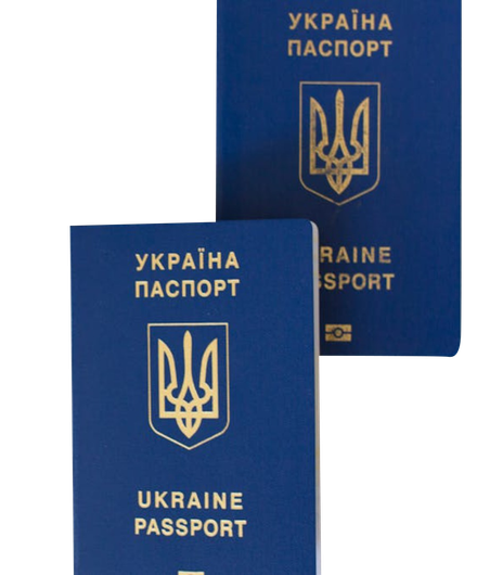 Dos pasaportes ucranianos azules con letras y emblema dorados.