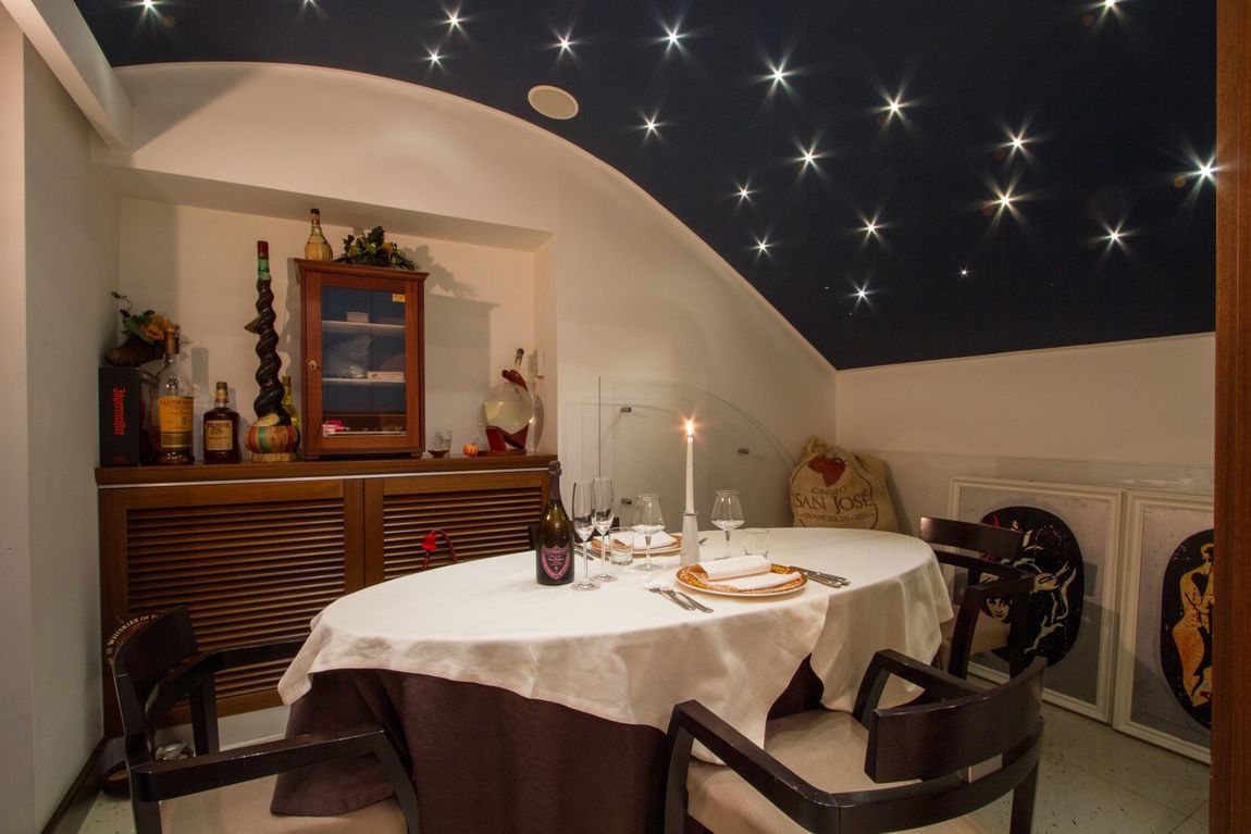 ristorante con soffitto illuminato