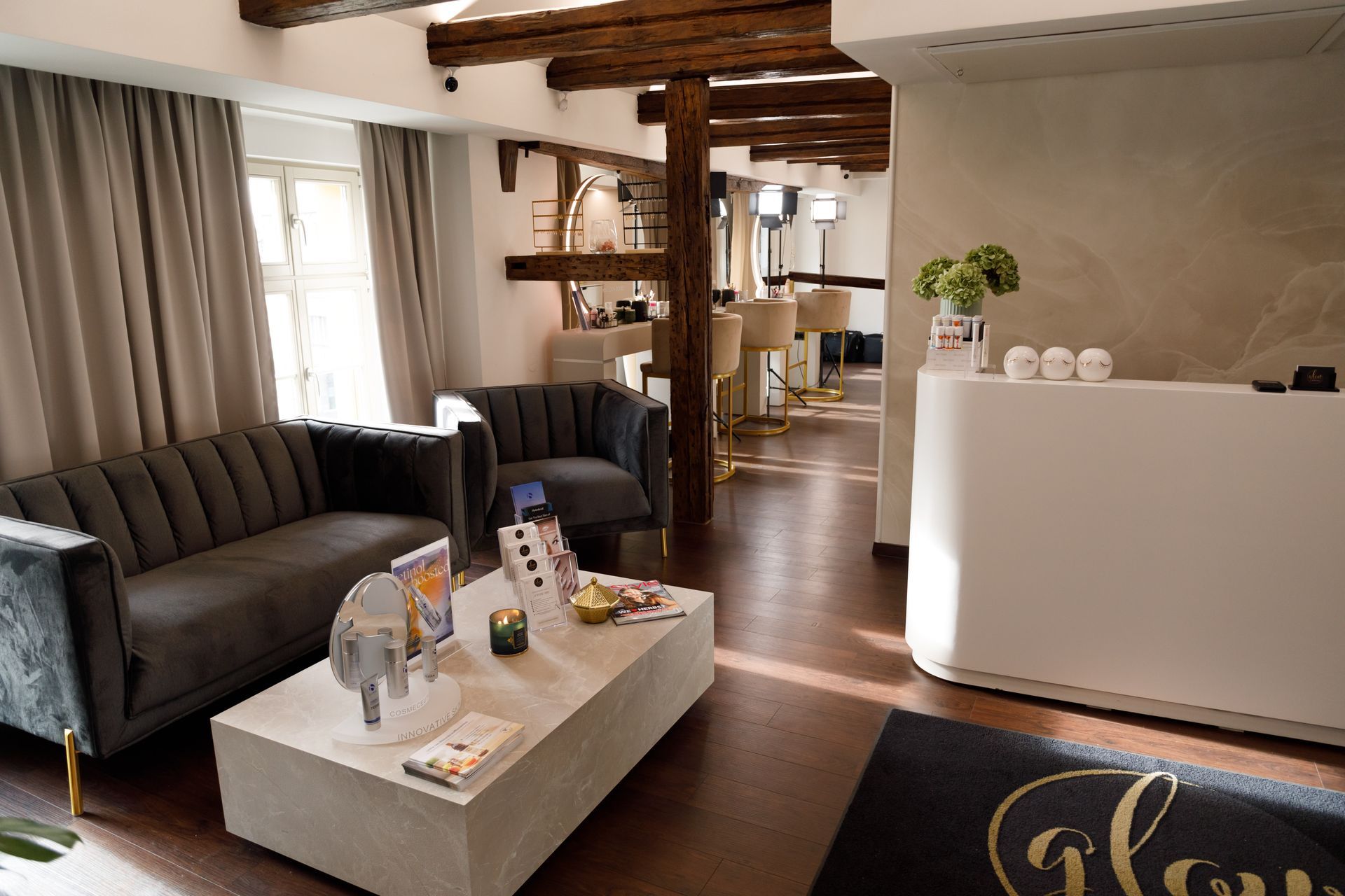 Ein Wohnzimmer mit einer Couch und einem Tisch darin.