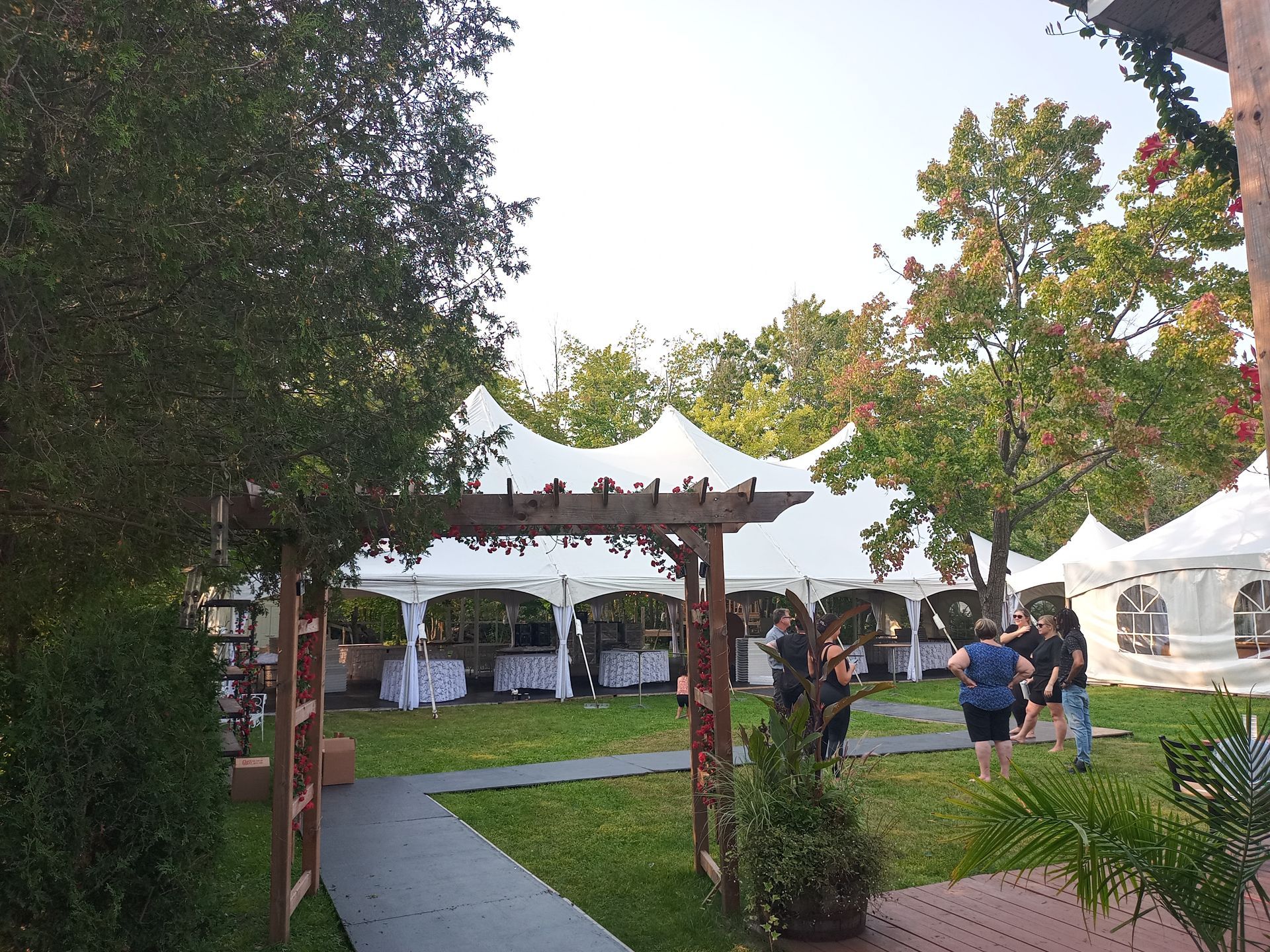 Un groupe de personnes se tient dans un champ avec des tentes.