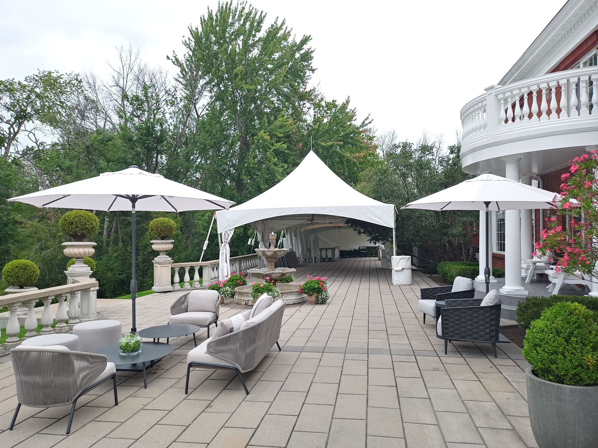 Un patio avec meubles et parasols devant une maison