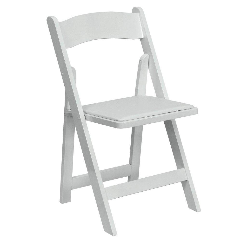 Une chaise pliante blanche avec un coussin blanc sur fond blanc.