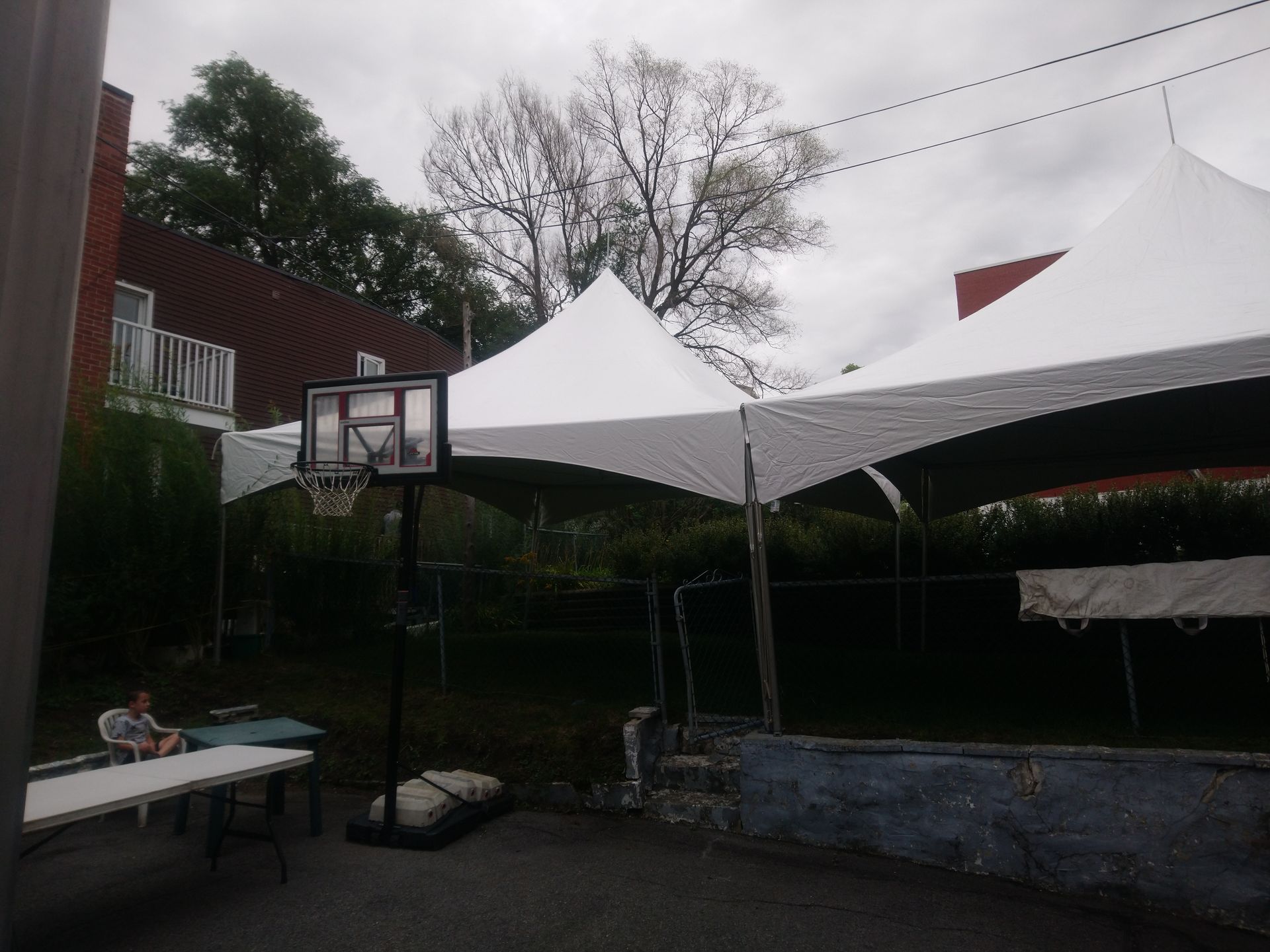 Un panier de basket se trouve sous une tente blanche