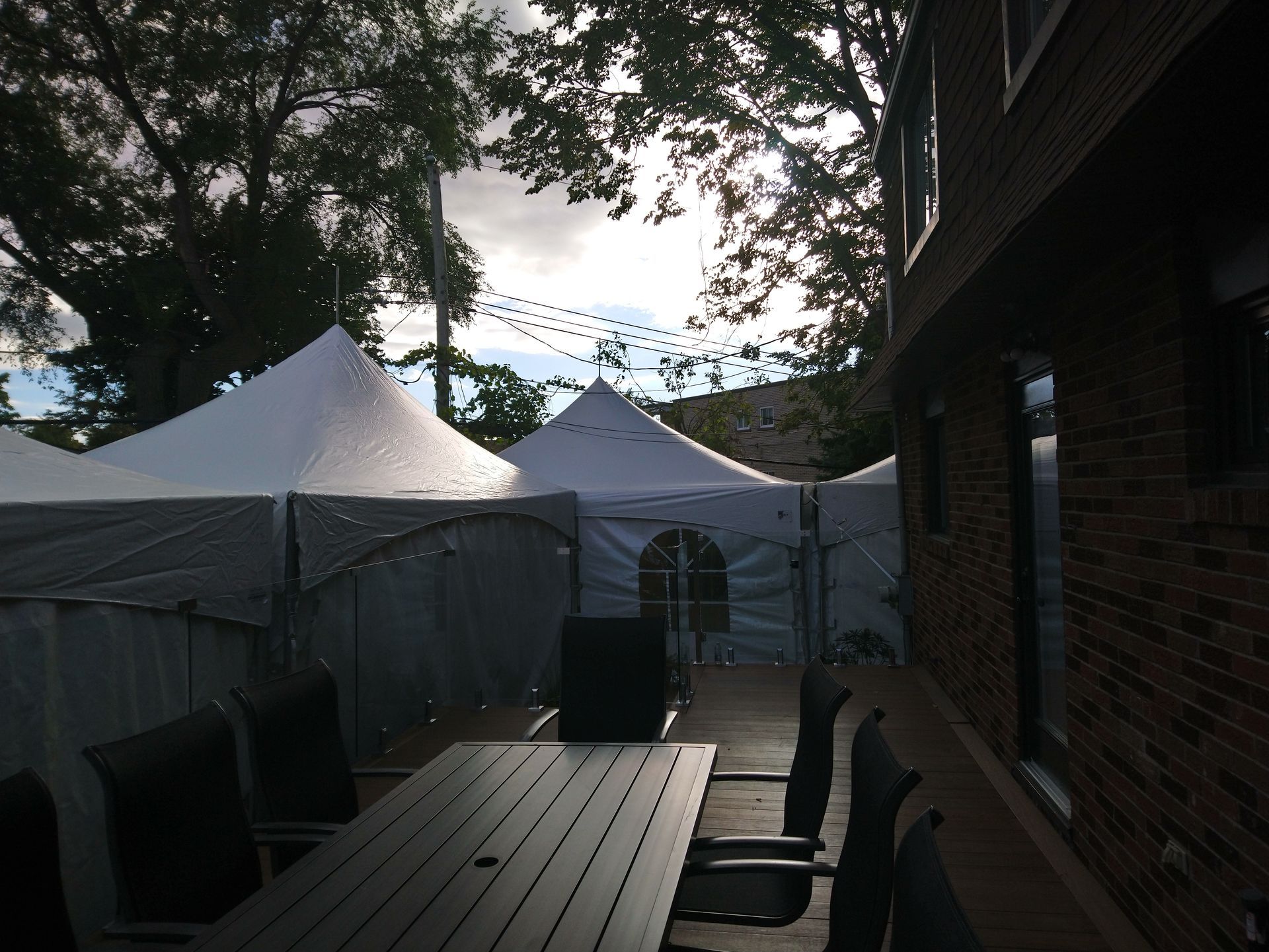 Un patio avec une table et des chaises et des tentes en arrière-plan