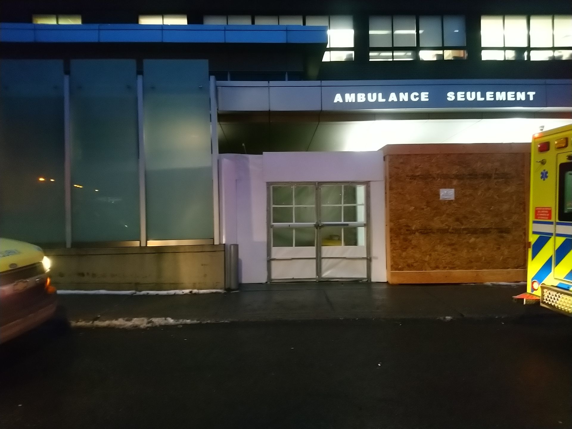 Une ambulance est garée devant un bâtiment de supplément ambulance