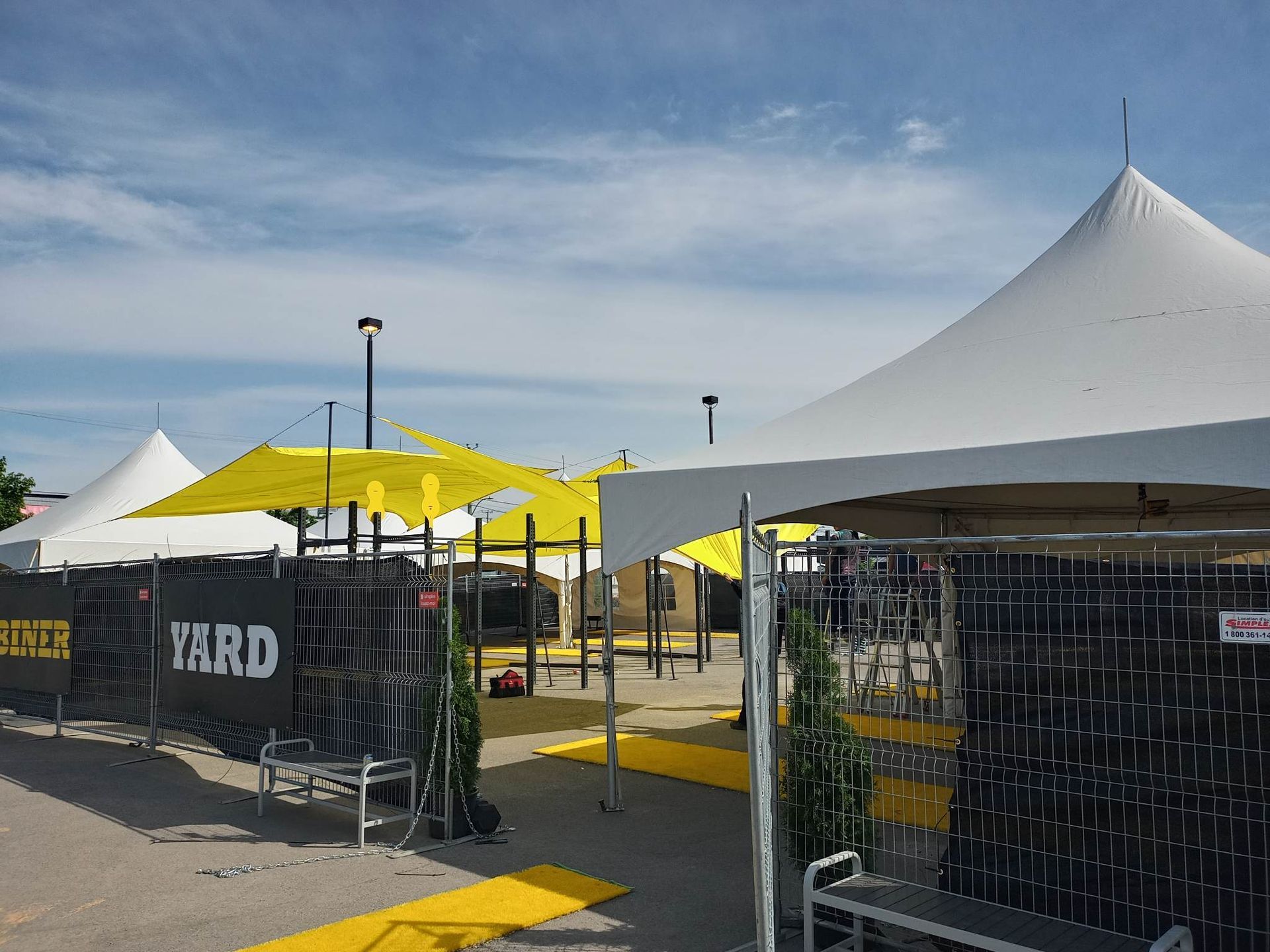 Une clôture avec un panneau indiquant « yard » dessus