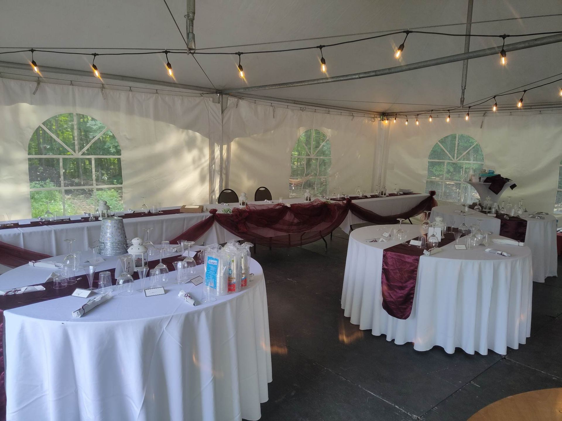 Une tente avec des tables dressées pour une réception de mariage