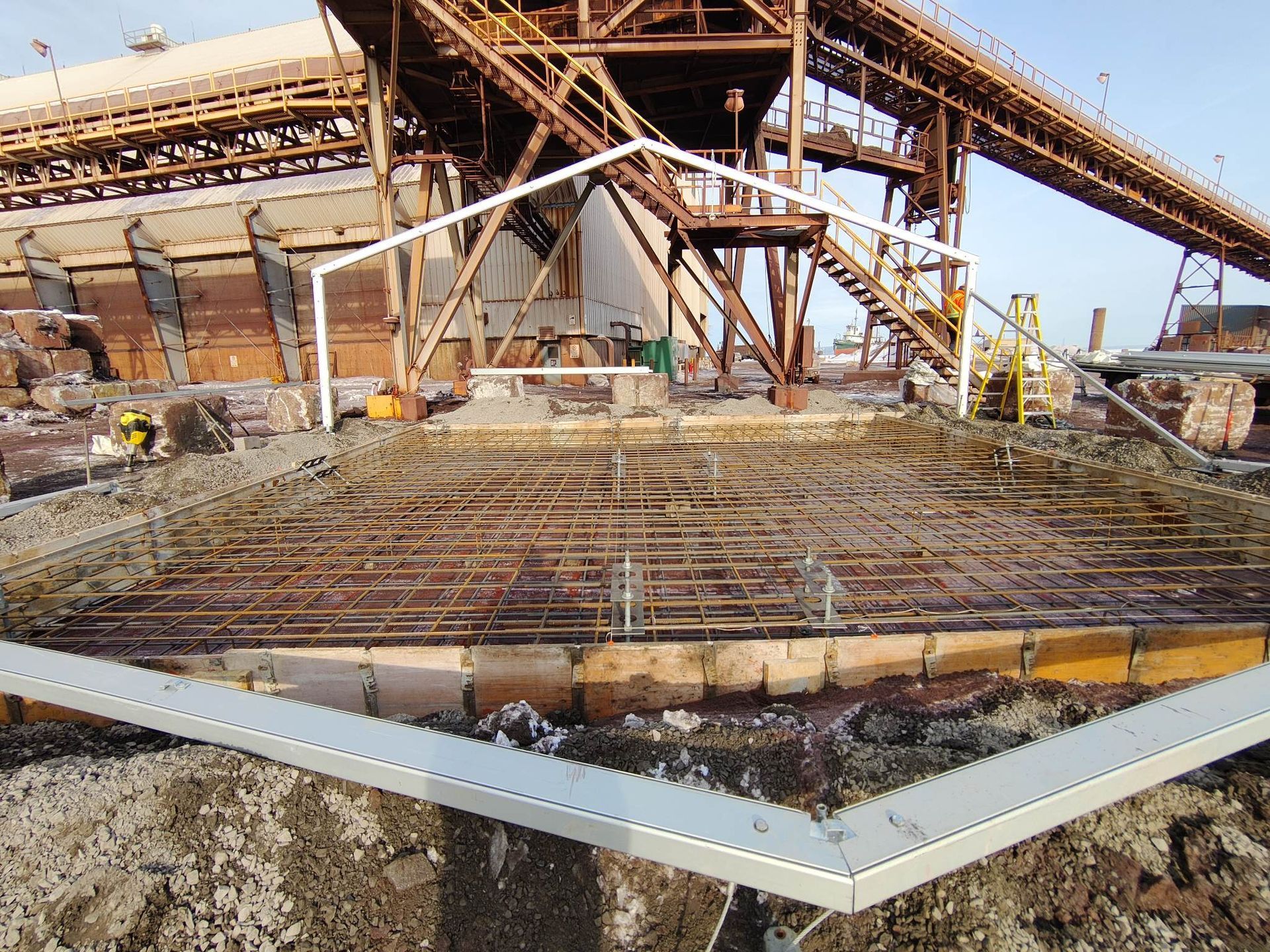 Un chantier de construction avec un grand bâtiment en arrière-plan