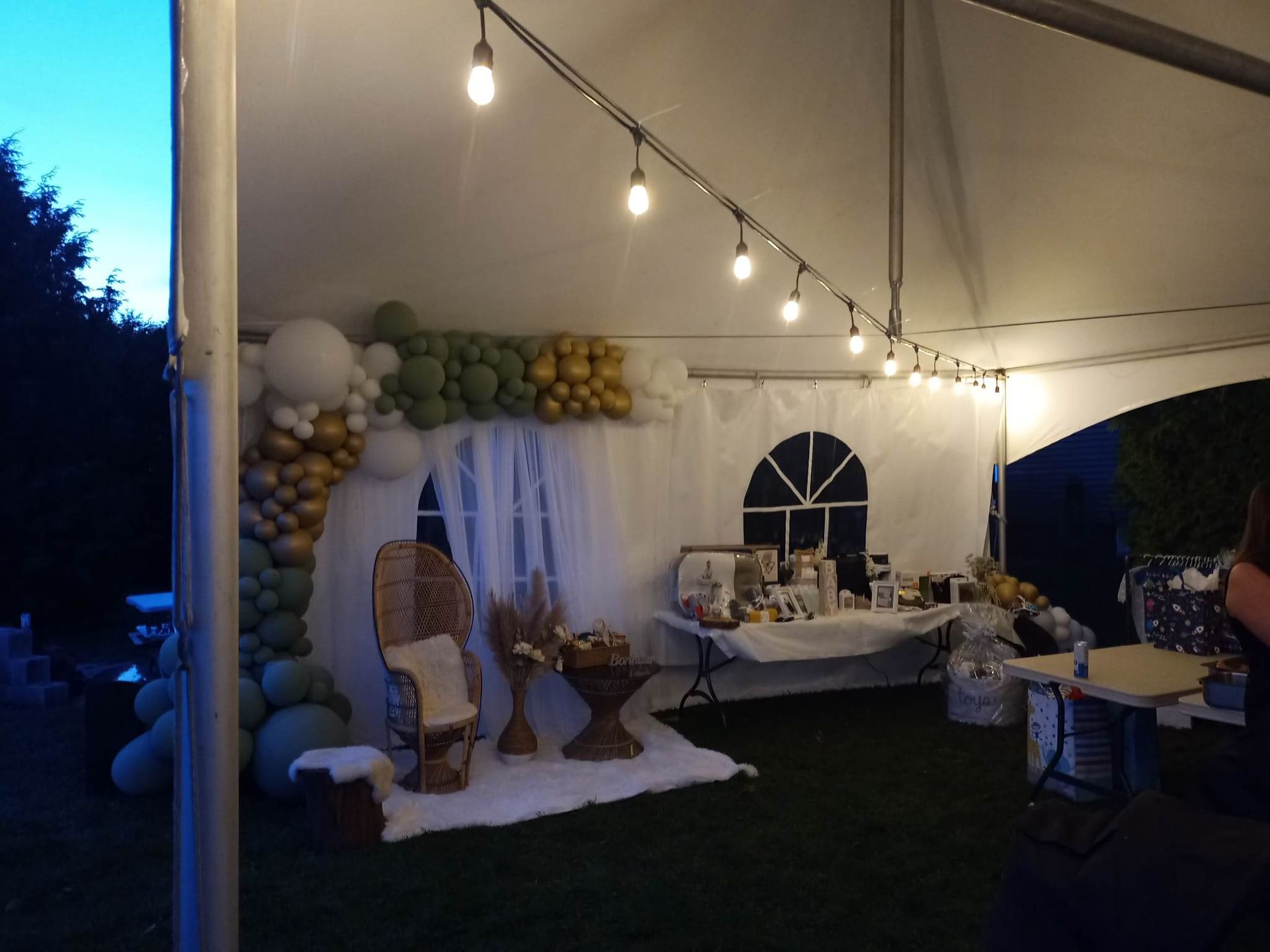 Une tente avec une table et des chaises à l intérieur.