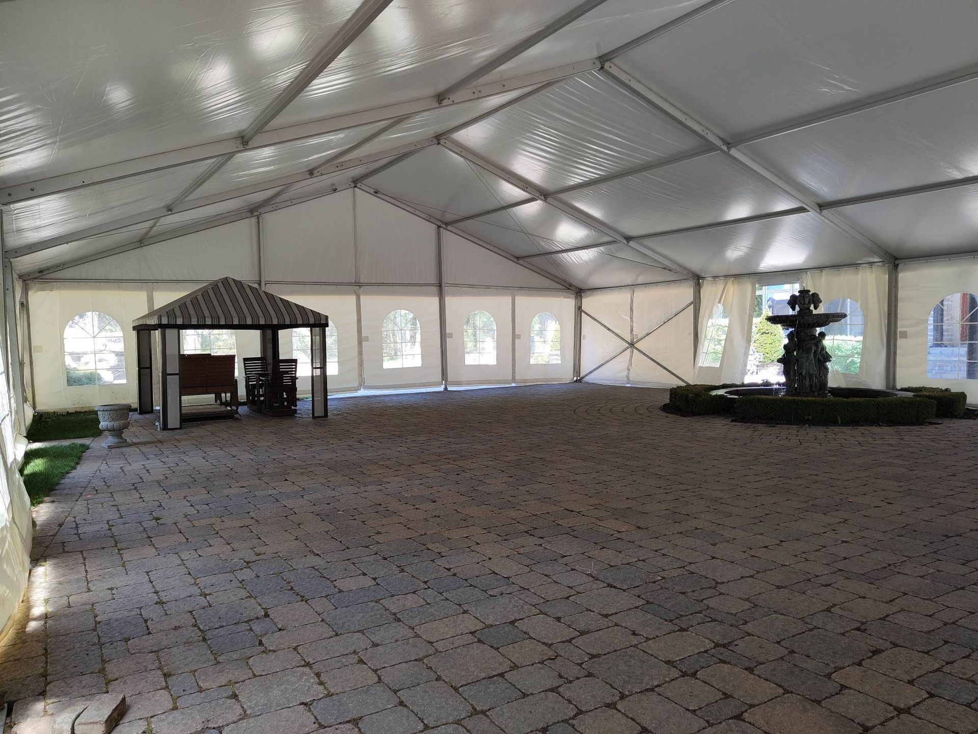 Il y a une fontaine au milieu de la tente.