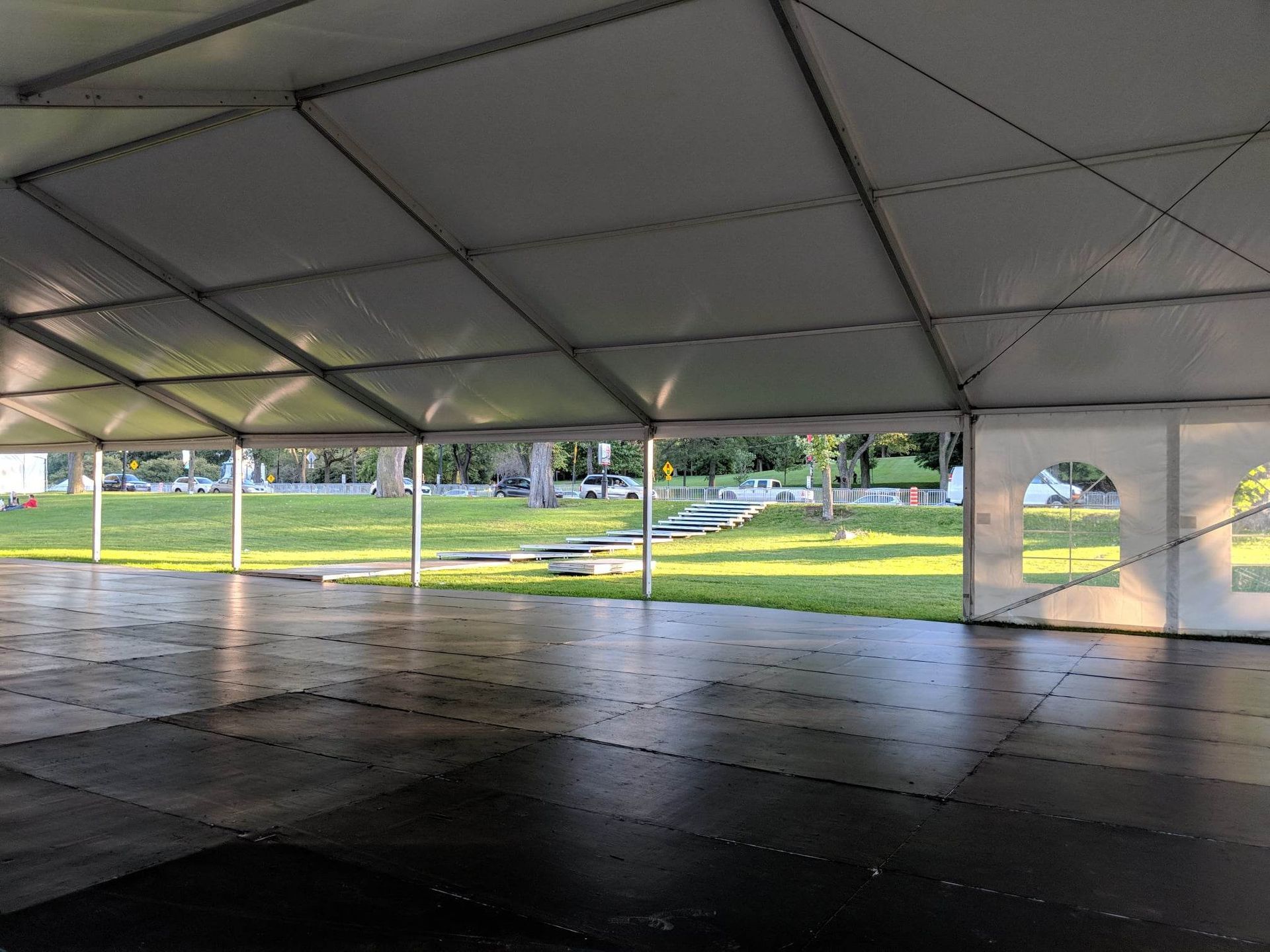 Une tente vide avec un sol noir et un toit blanc