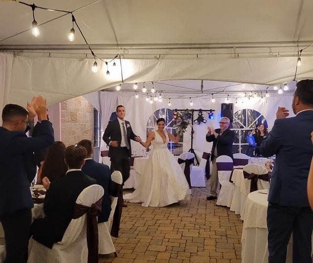 Les mariés dansent sous une tente lors de leur réception de mariage