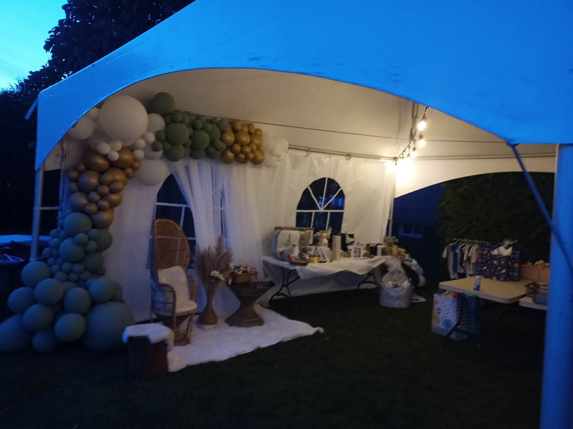 Une tente avec des ballons et une table à l intérieur